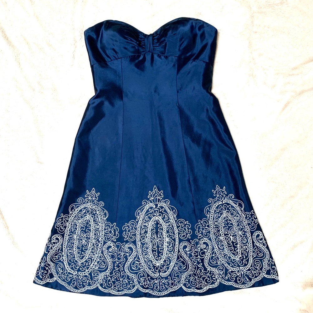 Badgley Mischka Floral Appliqué Strapless Dress